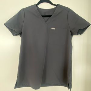 Figs charcoal scrub top in small